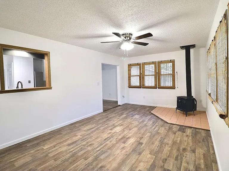1108 Hess Ave — Photo 3