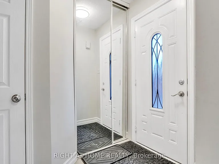 27 Melborne Ct — Photo 2