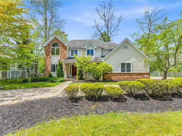 2736 Green Rd, Shaker Heights, OH 44122