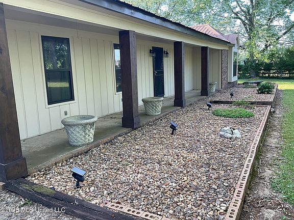3rd image of 615 Early Grove Rd