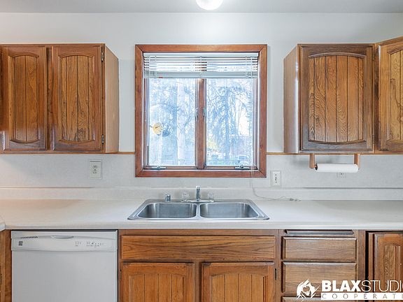 4th image of 1710 Carr Ave