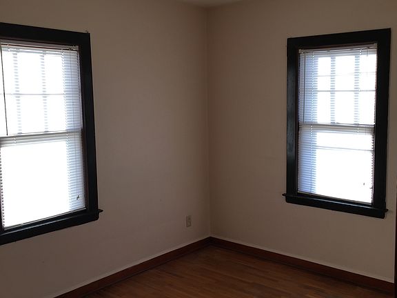 3rd image of 909A Stanley Ave
