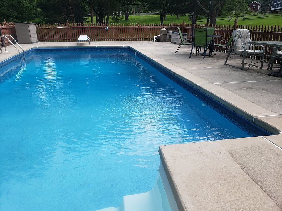 2nd image of 4 Oak Ln