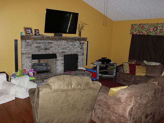 Living Rm w vaulted ceiling