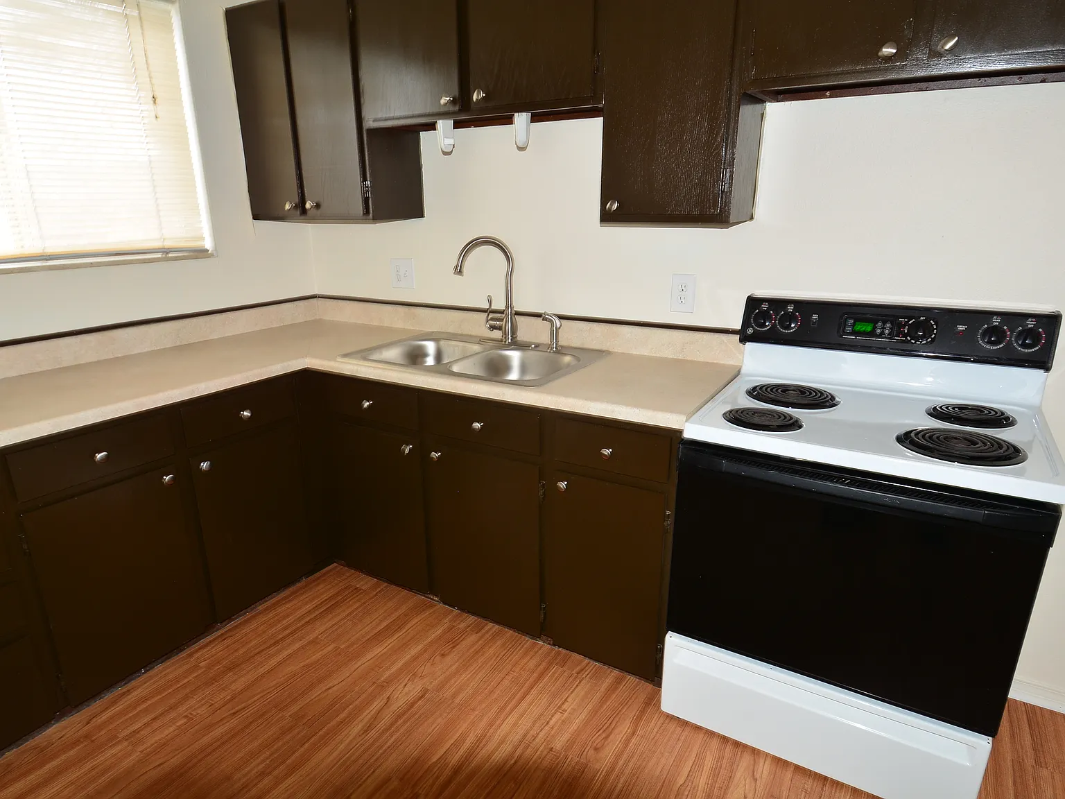 2 bed, 1060 sqft, $1,600 — Photo 4