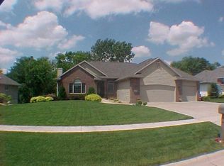 910 Lake Ridge Dr, Cedar Falls, IA 50613