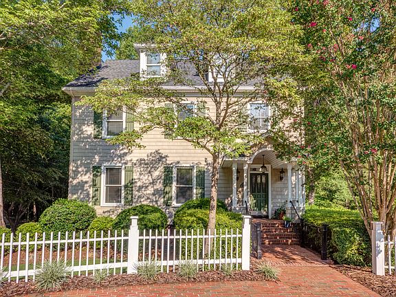 2nd image of 589 Sandringham Pl NE