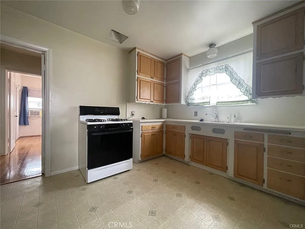 3 bed, 1121 sqft, $2,900 — Photo 3