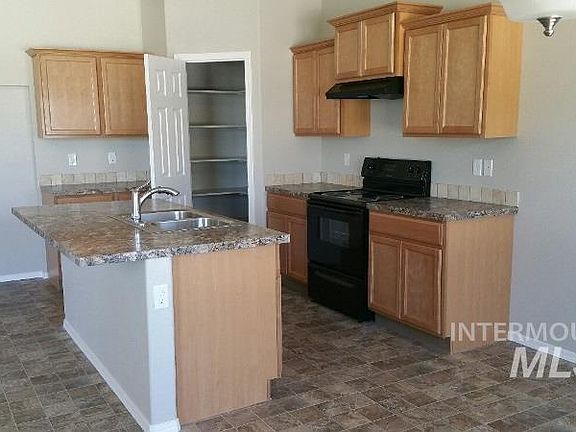 3rd image of 213 Canyon Crest Dr