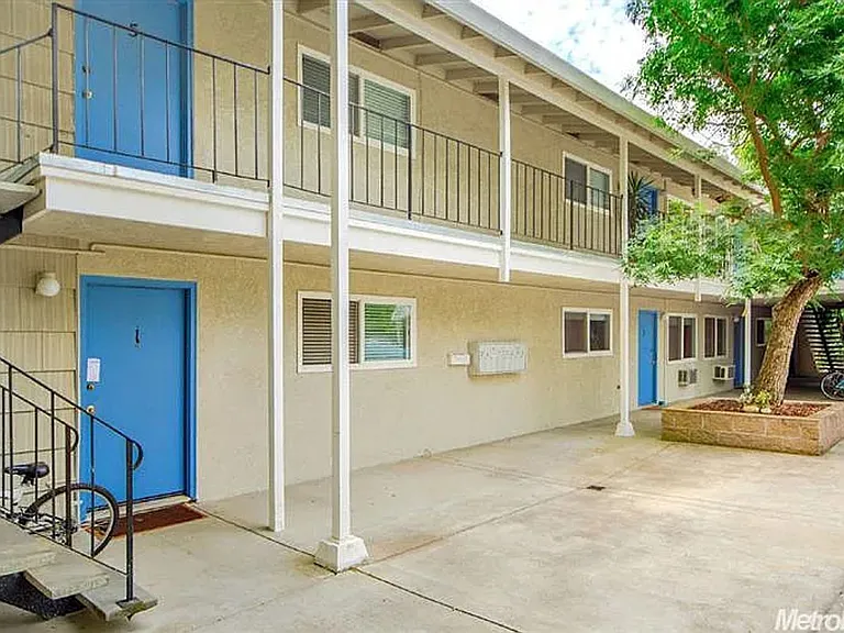 635 Adams St #8 — Photo 4