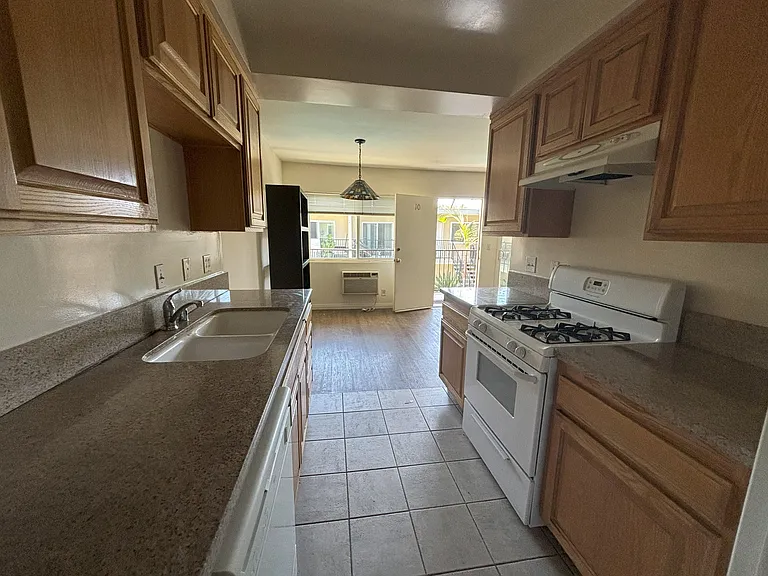 8740 Owensmouth Ave #10 — Photo 6