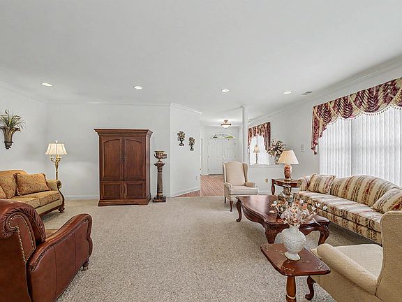 3rd image of 102 Oxford Ct