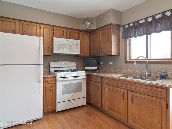 4th image of 1020 N Country Ln