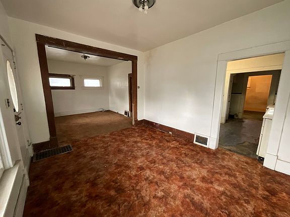 3rd image of 125 Roosevelt Ave