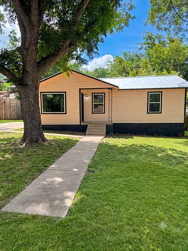 409 Sarah St Photo 1
