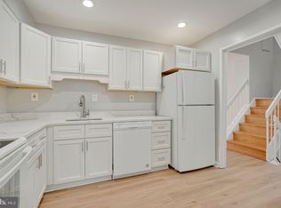 6048 Forrest Hollow Ln, Springfield, VA 22152