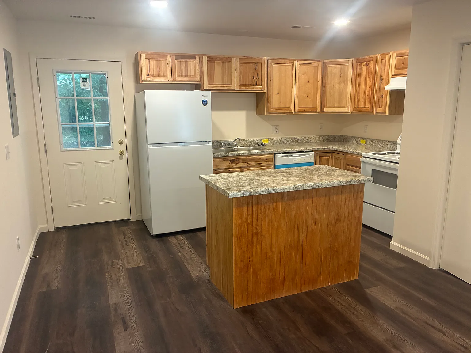 3 bed, 1100 sqft, $1,200 — Photo 3