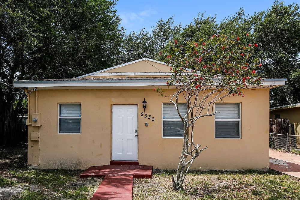 3 bed, 1.0 bath, 1076 sqft, $2,210 — Photo 1