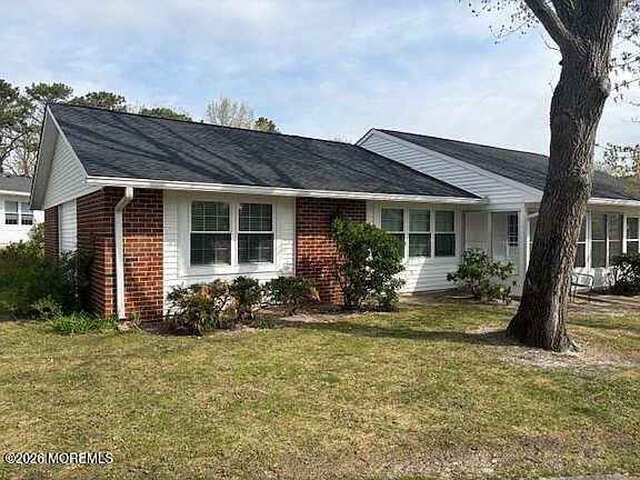 2nd image of 824A Balmoral Ct #A