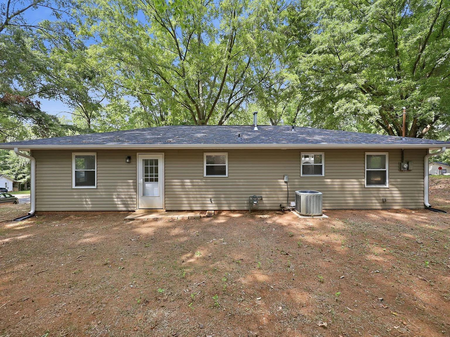 4 bed, 1.5 bath, 1348 sqft, $1,700 — Photo 3