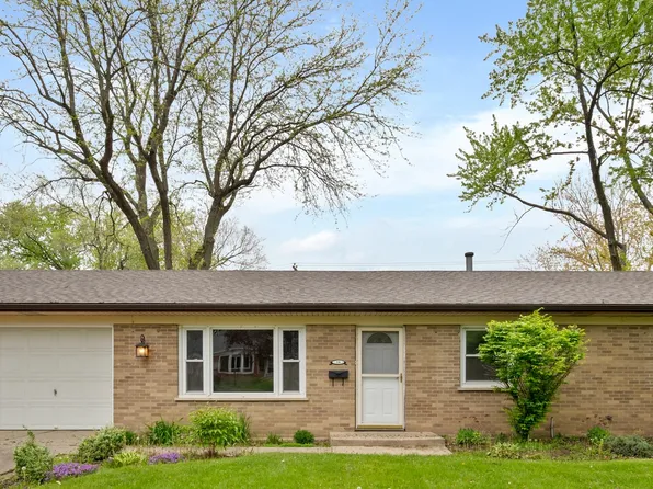 16 Circle Dr E, Montgomery, IL 60538