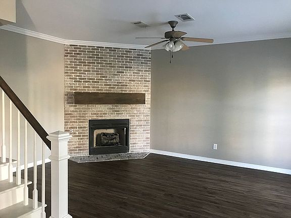 Living room / Gas fireplace