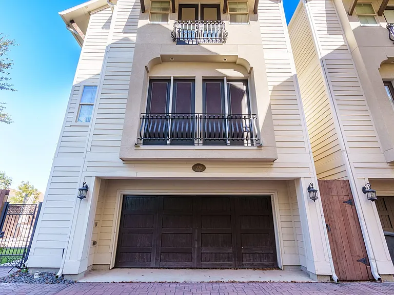 225 Knox St — Photo 2