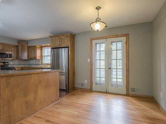 5th image of 7609 W 97th St