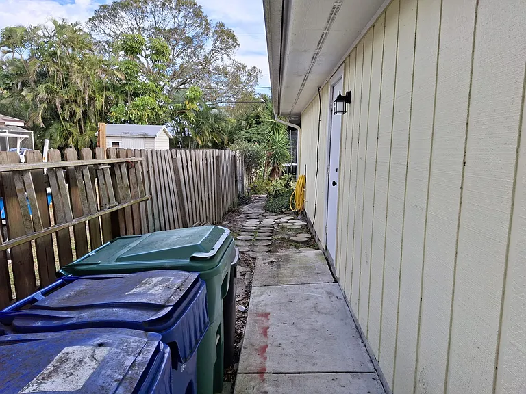 385 Toledo St — Photo 18