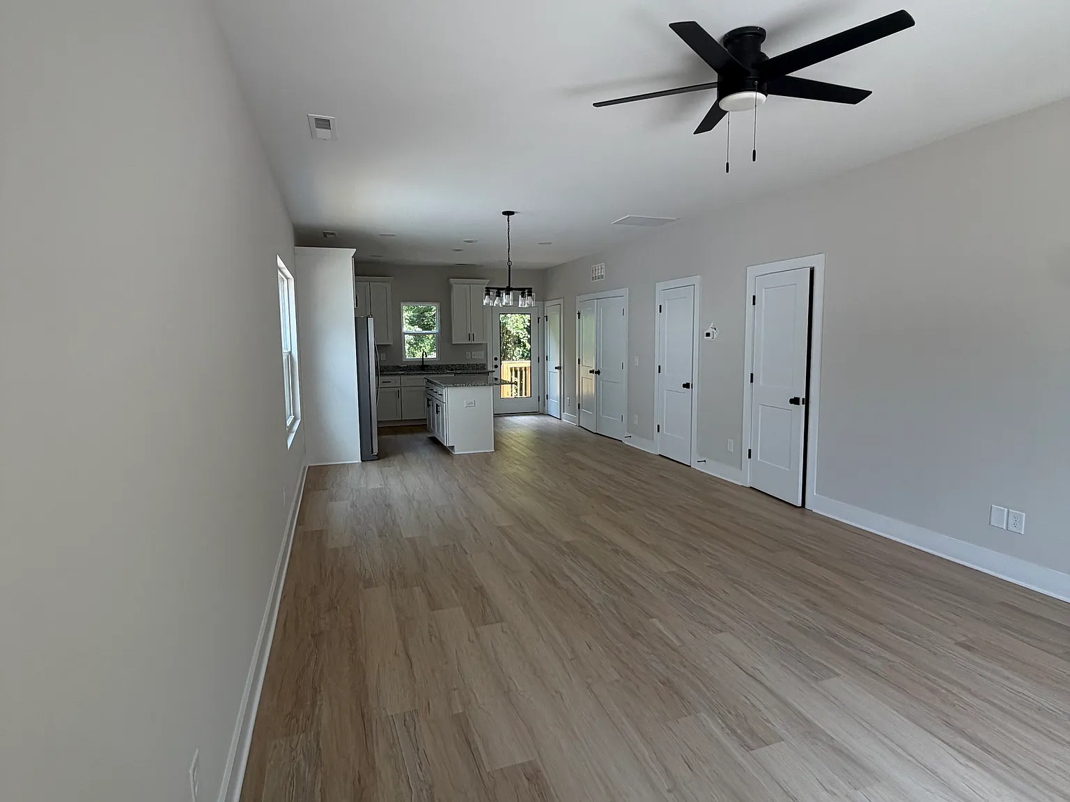 3 bed, 2.5 bath, 1305 sqft, $1,600 — Photo 3