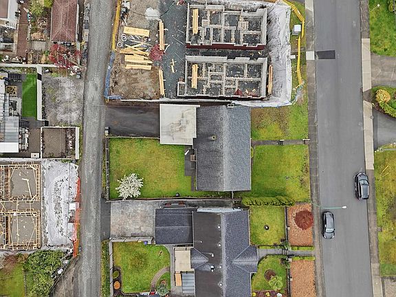 3rd image of 4465 Price Cres