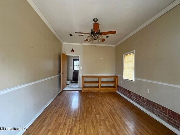 4th image of 216 Meadowview St