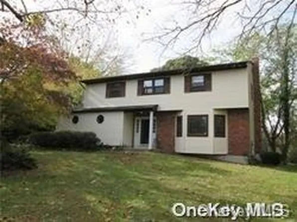 16 Harmony Lane, Setauket, NY 11733