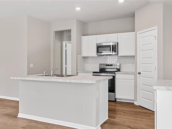 4th image of 2790 Woodfield Dr