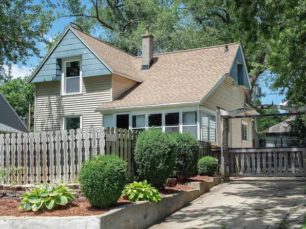 1043 Independence Ave, Waterloo, IA 50703