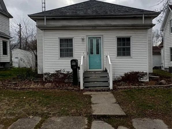 206 S Cedar St, Nokomis, IL 62075