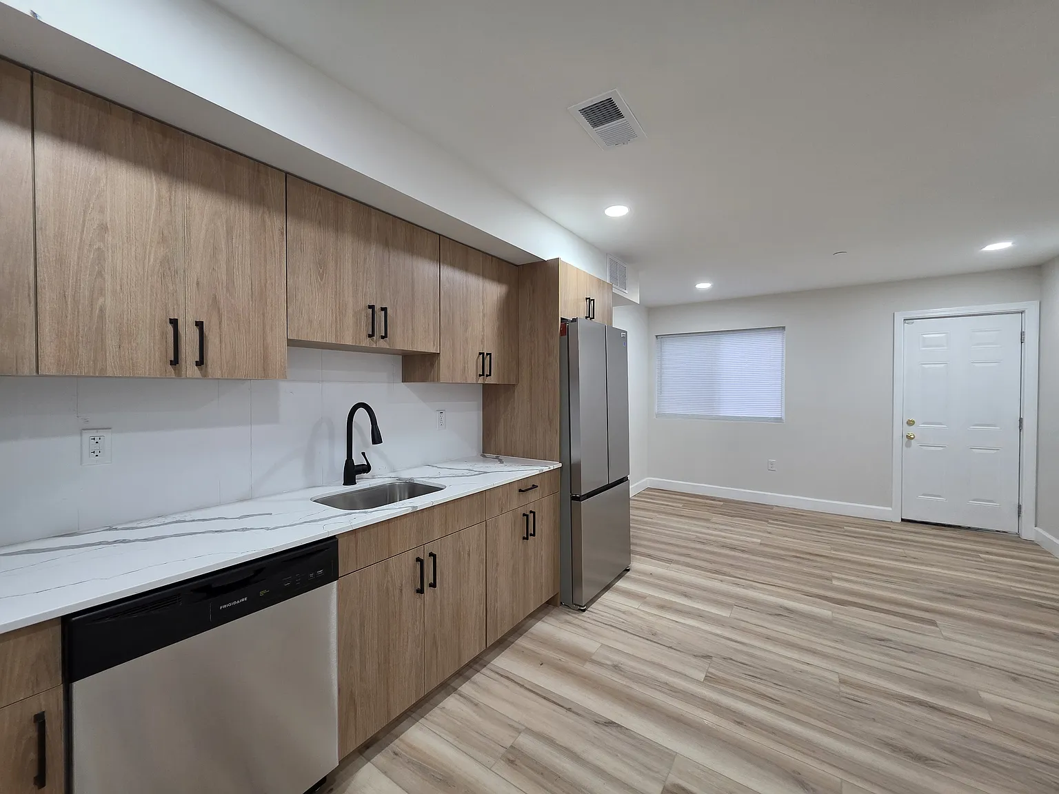 3 bed, 1.5 bath, 1250 sqft, $2,175 — Photo 3