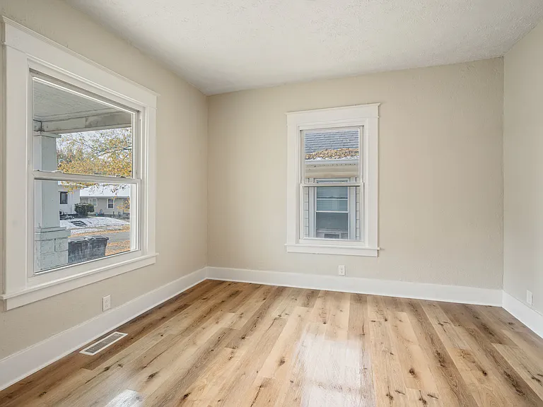 1012 E Taylor St — Photo 8