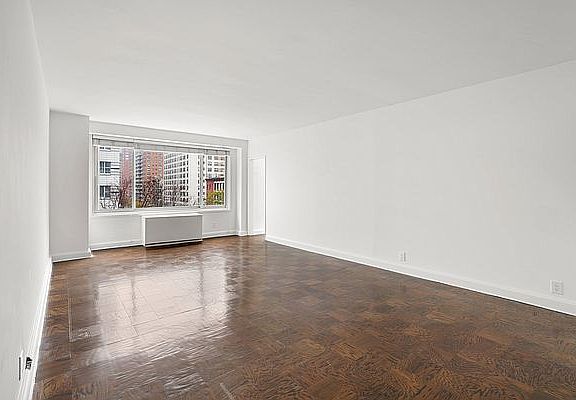 5th image of 135 W 58th St APT 6B