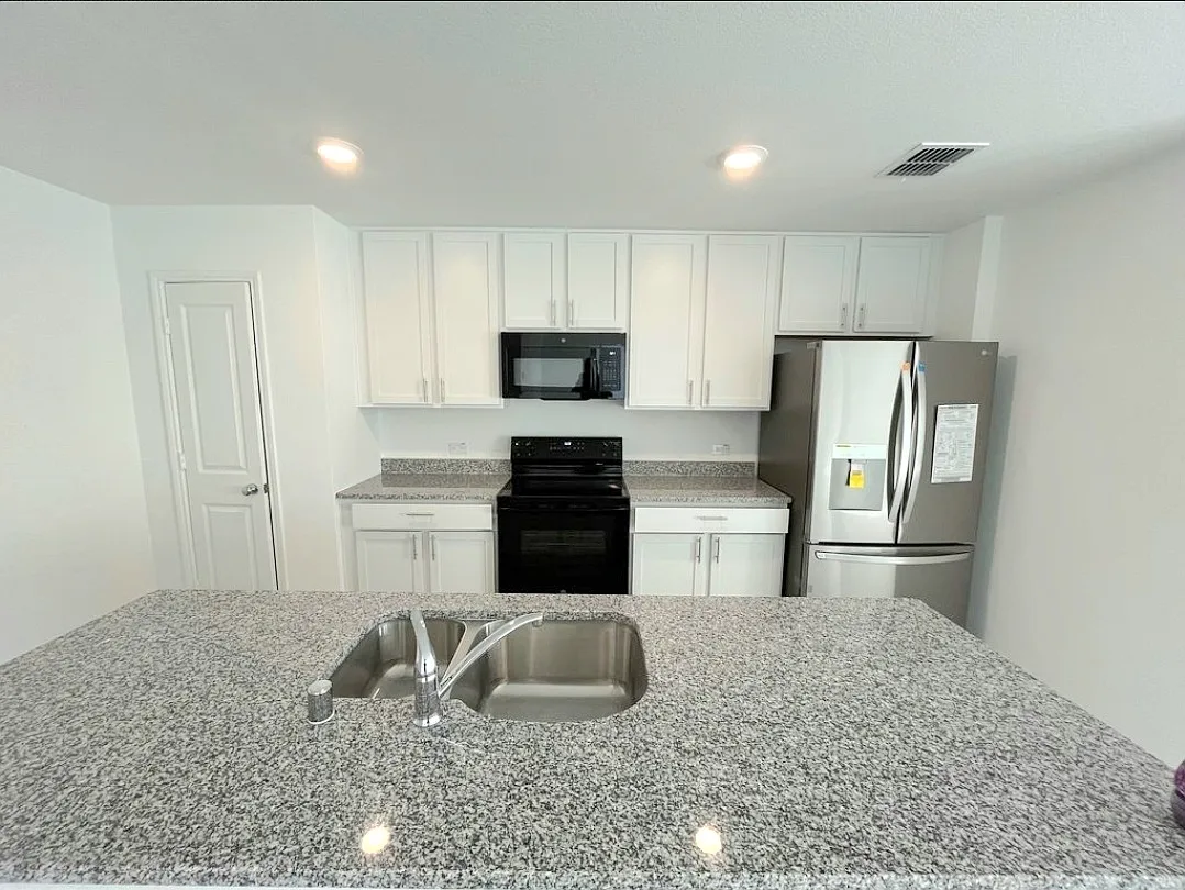 4 bed, 1674 sqft, $2,025 — Photo 3