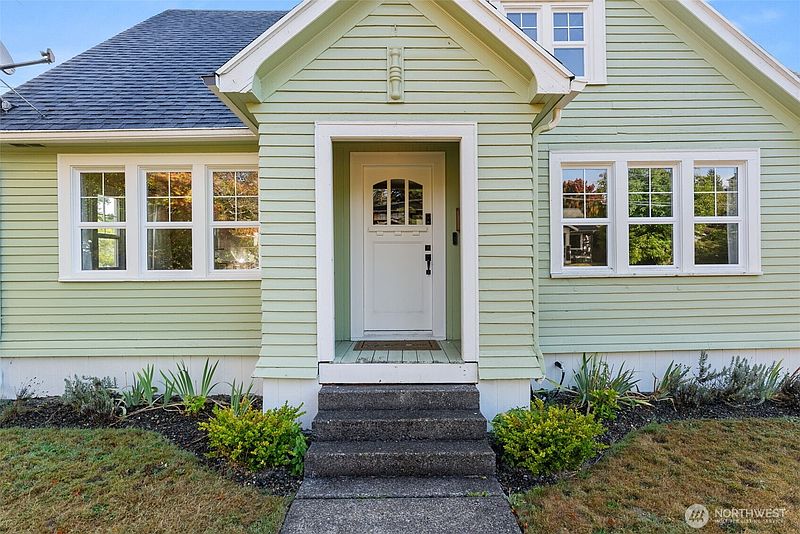 3rd image of 803 Fowler Street