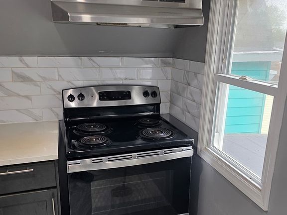 3rd image of 733 S 15th St Floor 3