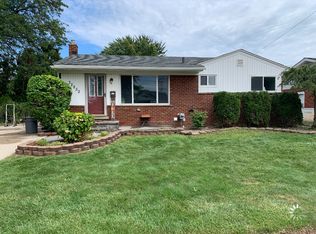 32852 Beacon Ln, Fraser, MI 48026