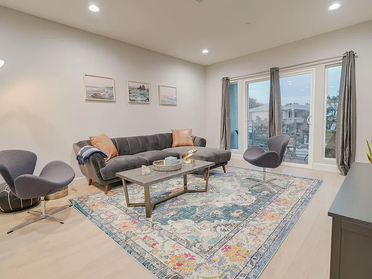 853 1/2 N McCadden Pl — Photo 2