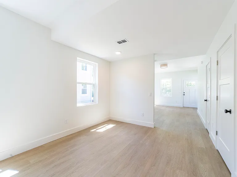 962 Alexander St — Photo 12