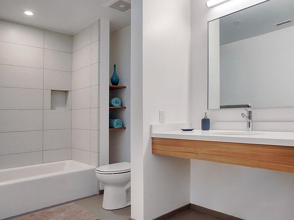 5th image of 12602 Moorpark St APT 303