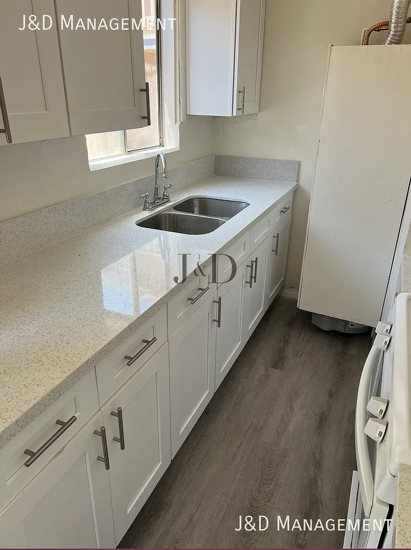 1-Bedroom / 1-Bathroom Cottage In The Heart Of Logan Heights — Photo 1