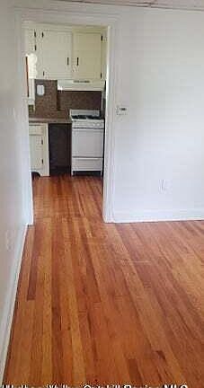 4th image of 10 Hemlock Ave