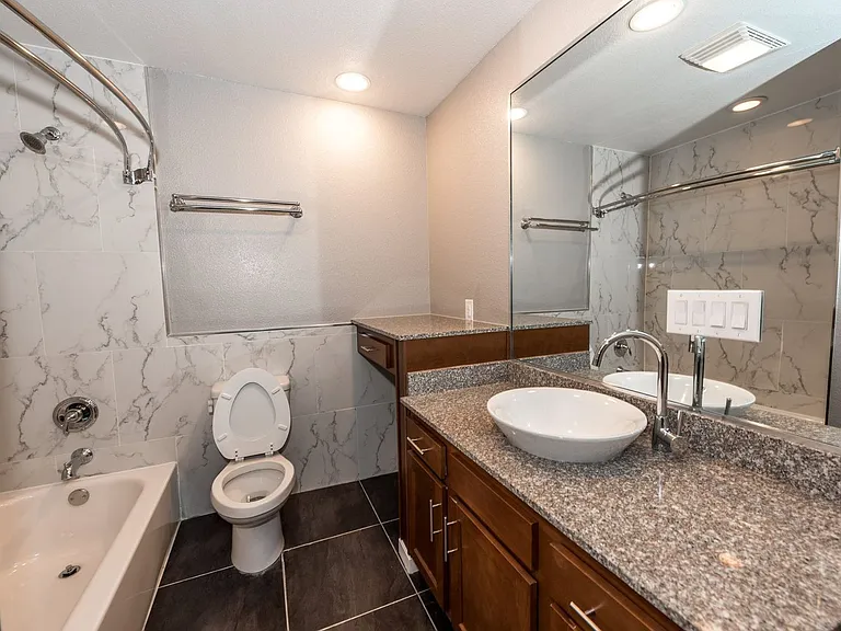 Axiom Apartments — Photo 32