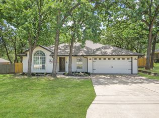 1112 Lakeview Dr, Azle, TX 76020